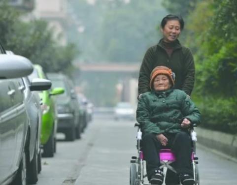 四川成都有1保姆在雇主家干了44年，没想到有一天，雇主突然对她说：“高姐，你别再
