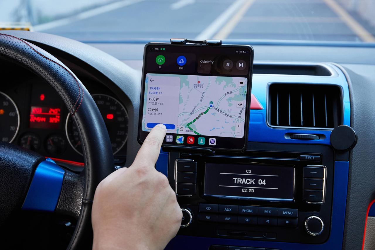 * 南京导航系统突然“罢工”，这事儿可真是把整个城市搞得“迷失自我”。外卖骑手们