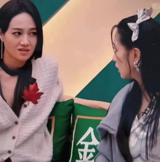 朱丹，这个白眼是个谜！朱丹说：“《盛夏》适合尚雯婕！”何洁说：“适合我耶！”然后