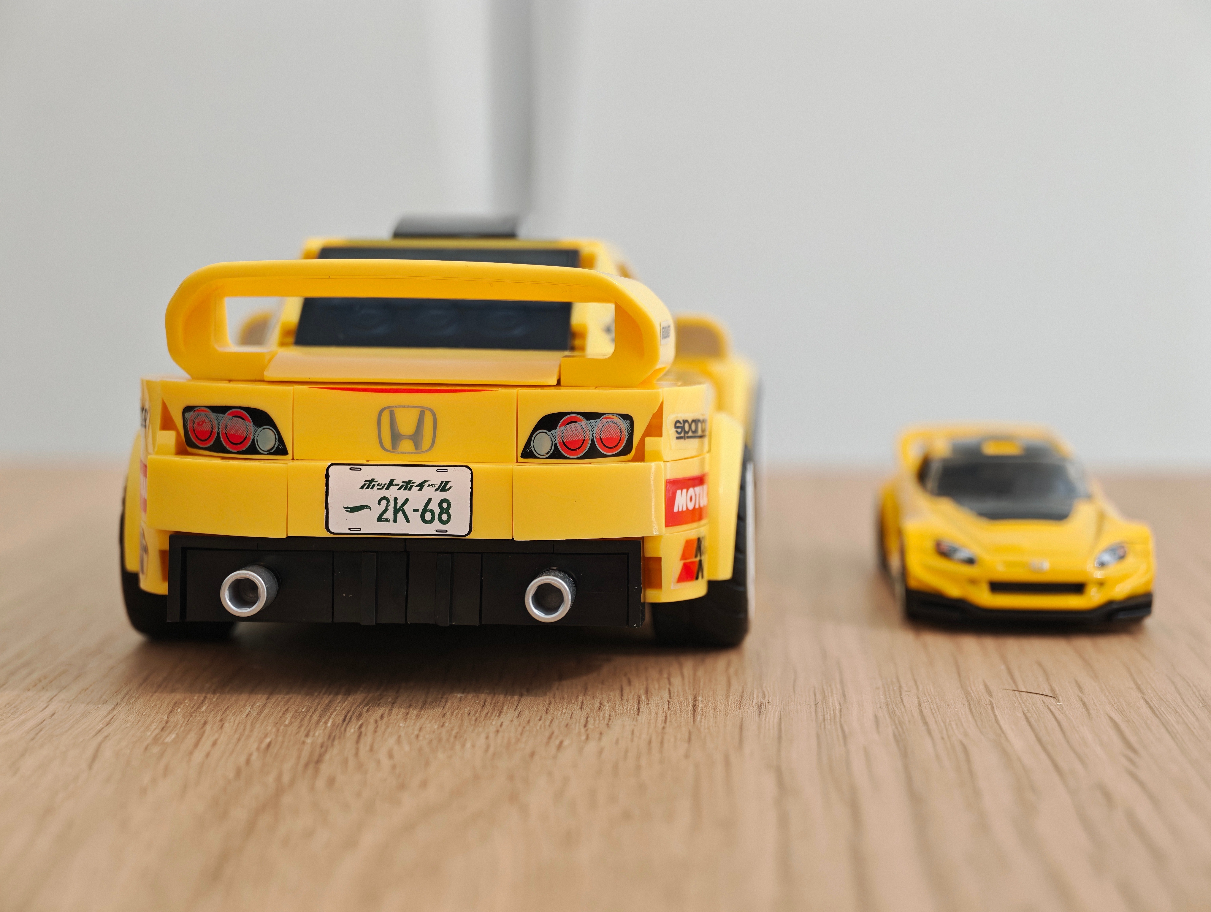 今天来拼个风火轮，1比32的07本田S2000，4套Rays轮毂，还带一台小车。