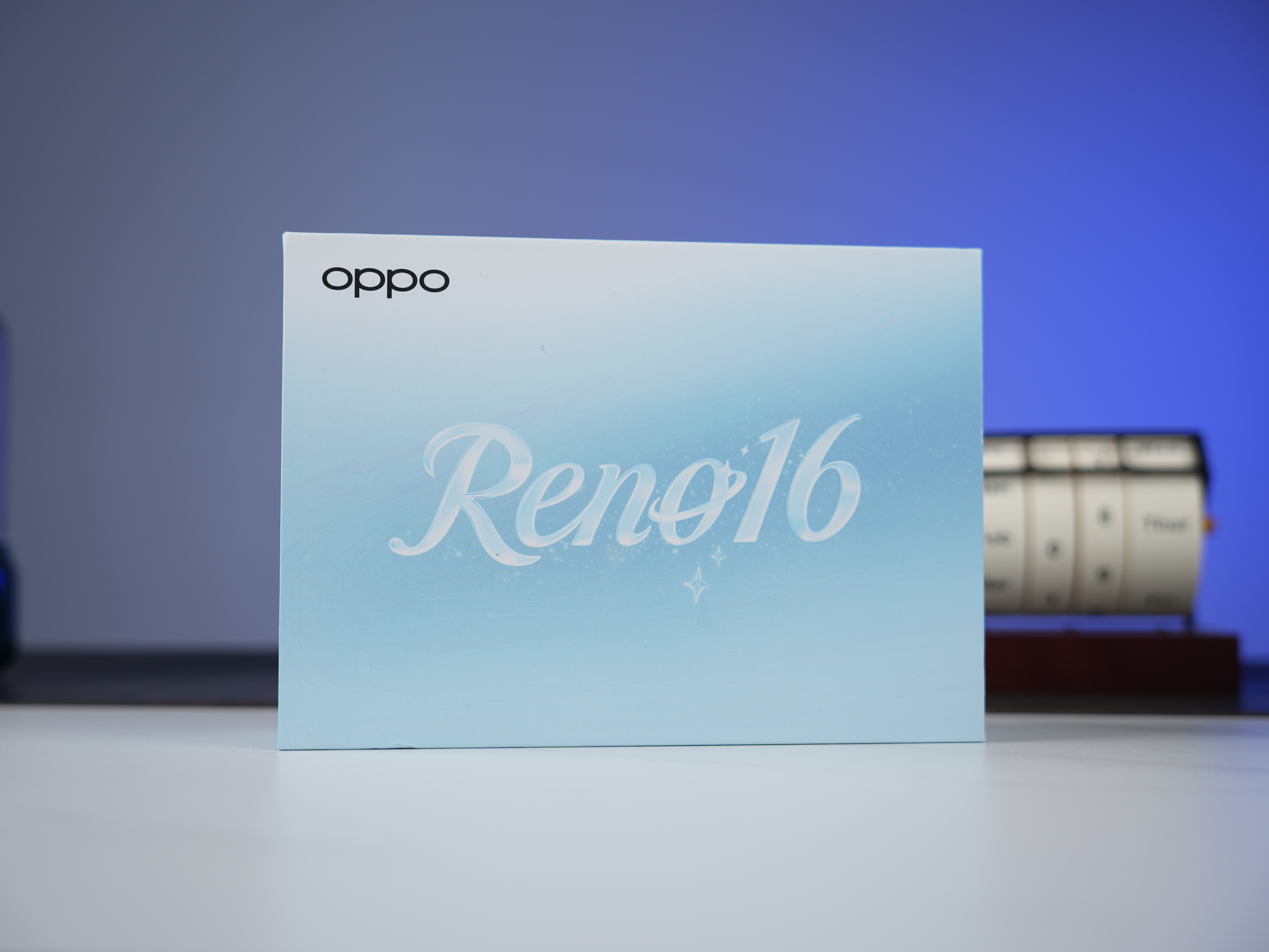 算是最近收到的最特别的一个邀请函OPPO Reno16系列的邀请函，带了一个悬浮