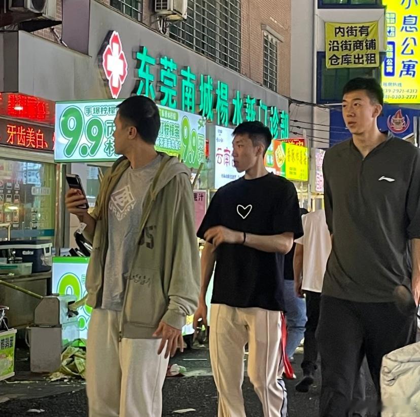 北京全运男篮也已抵达东莞王少杰：这地儿我熟啊，先带哥几个逛逛夜市[嘻嘻] ​​​