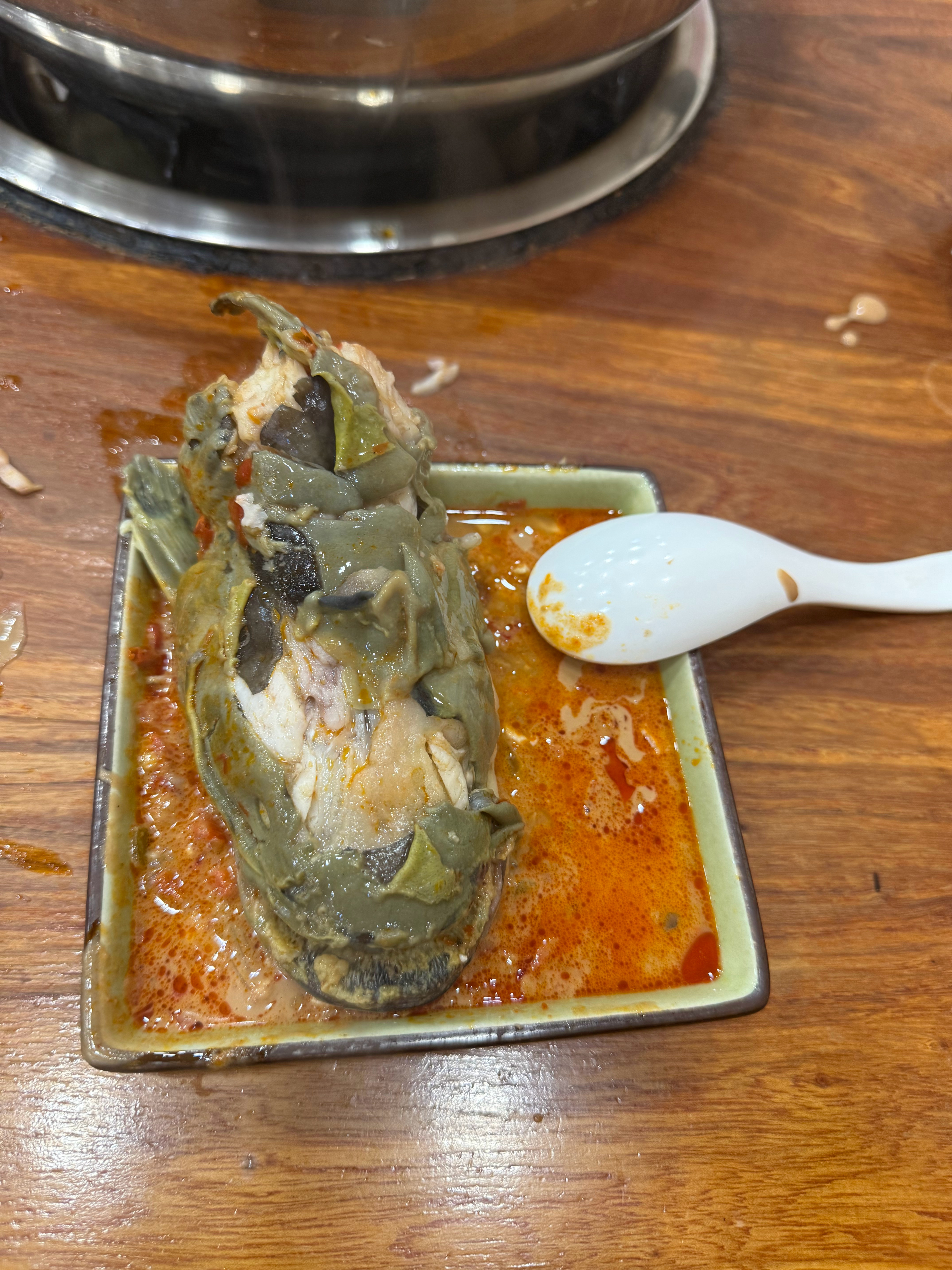 突然发现鱼头冲自己，吃饭好像真有点香