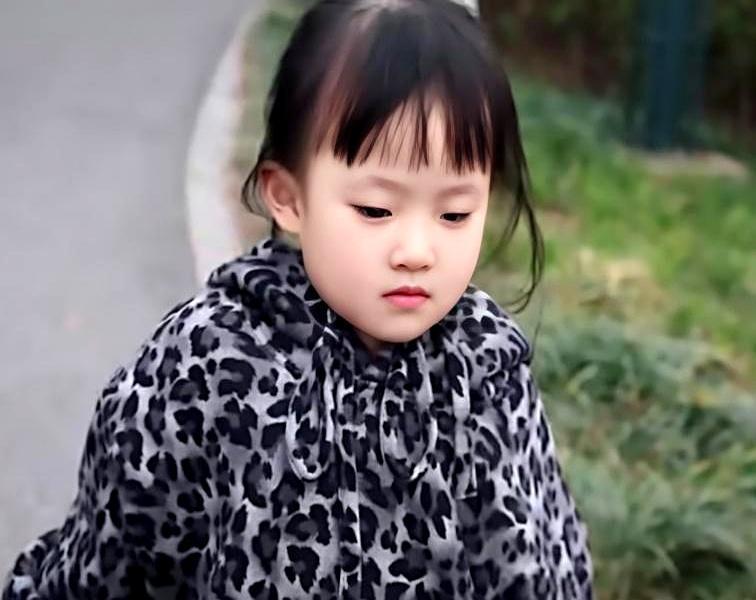 王思聪没认的女儿，单条广告报价已经开到11万了。
 
单亲妈妈黄一鸣每月家庭开销