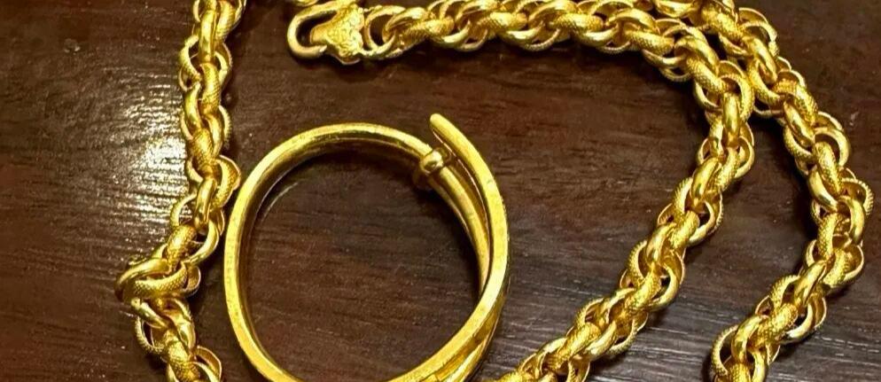 把黄金卖了，不是穷，是为了往前走。
纠结了很久，还是把一直戴着的黄金卖了。不是不