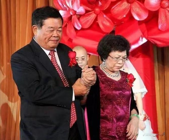 提及曹德旺，人们最先想到的是 “中国玻璃大王”“福耀玻璃创始人” 这些耀眼标签，