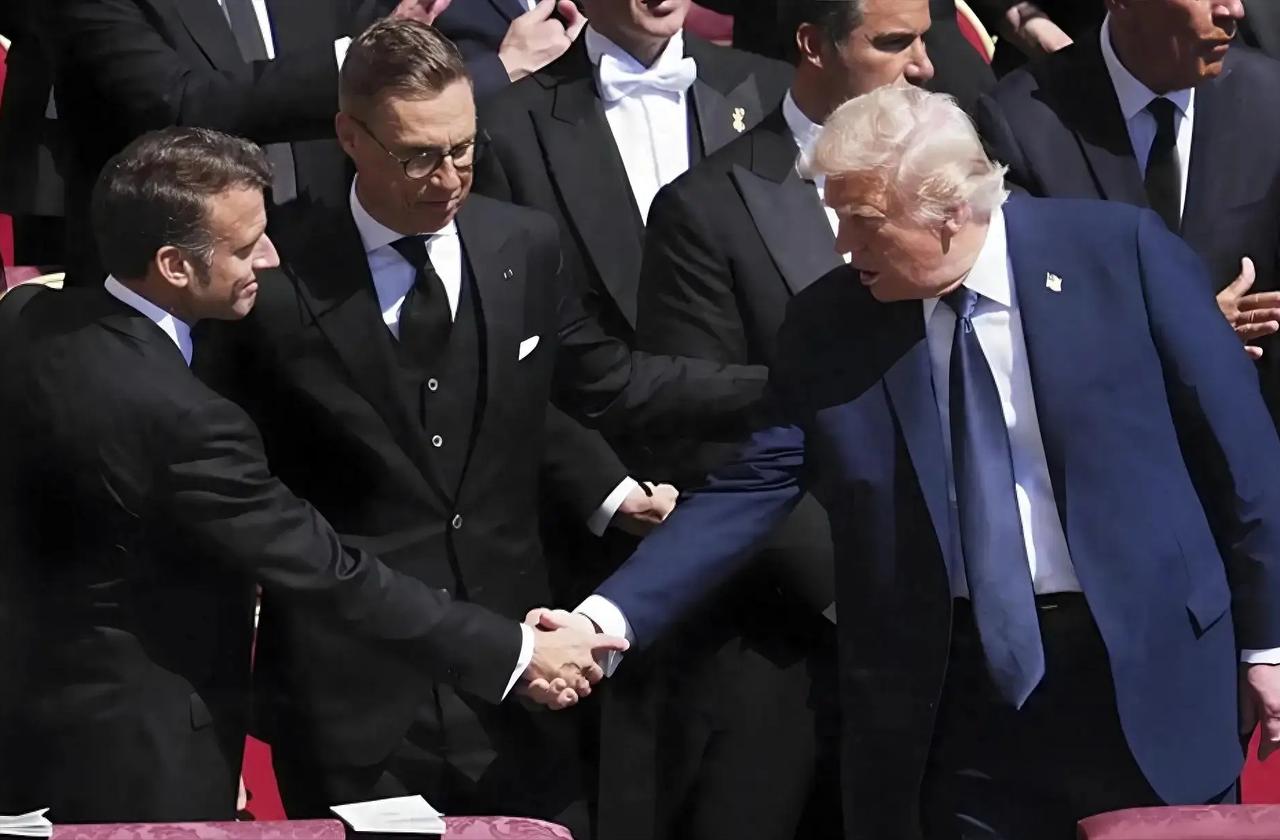 丹麦很小，格陵兰岛很大，美国对格陵兰岛很上心，如果美国武力占领格陵兰岛，估计欧盟