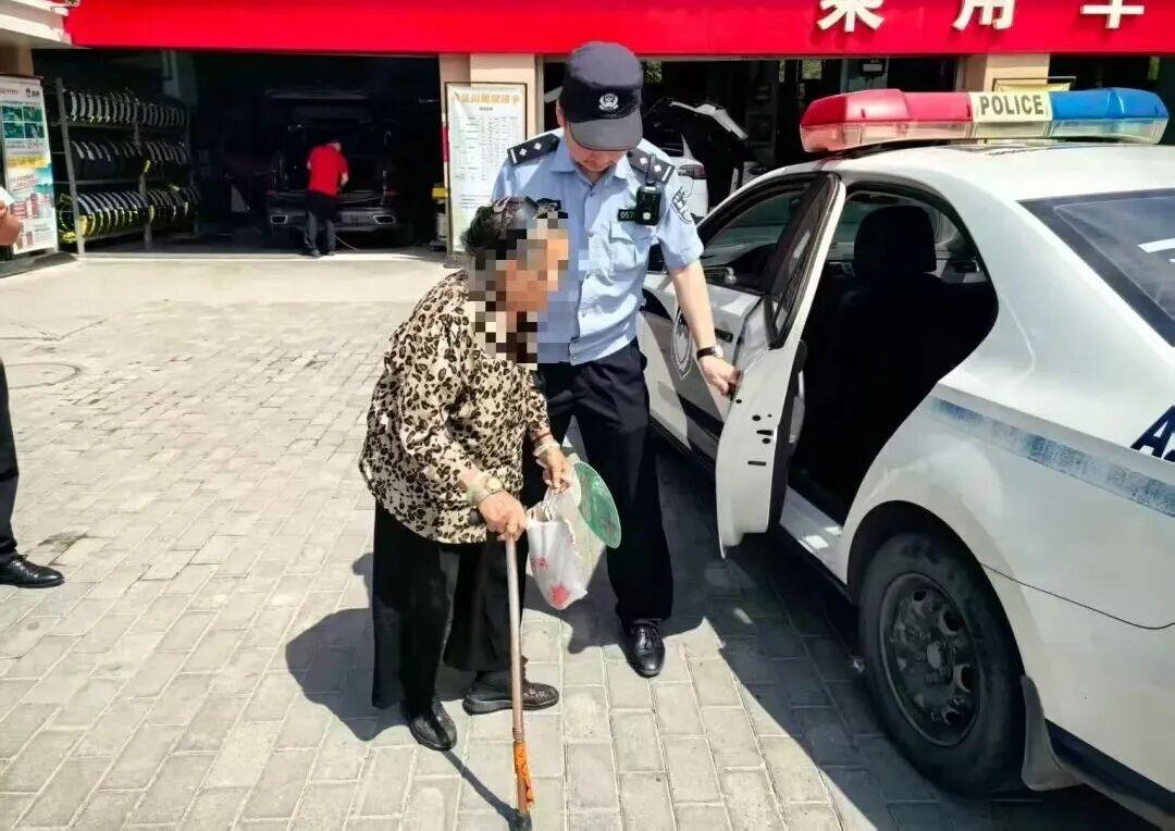 9旬老人街头迷路，西咸民警“暖心接力”护其平安归家
“阿姨，车多危险……”9月2