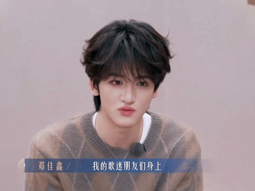 张信哲问邓佳鑫谈过几次恋爱 张信哲教邓佳鑫唱情歌要找寄情对象，结果一句话把人问懵