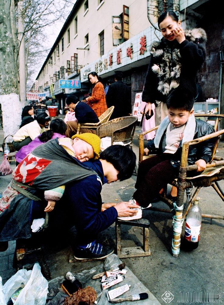 这是武汉晚报记者周国强于1994年2月28日拍摄的一幅经典纪实摄影作品。
当日，