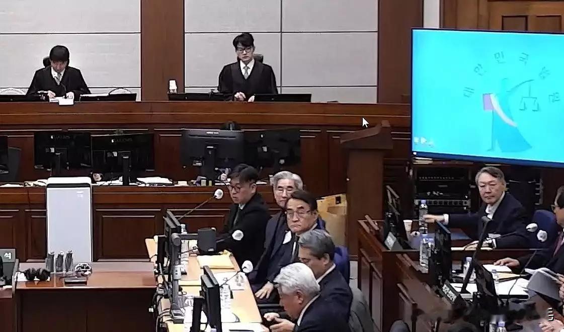 2月18日，韩媒报道，韩国前总统尹锡悦涉紧急戒严内乱主谋案一审判决将于19日宣判