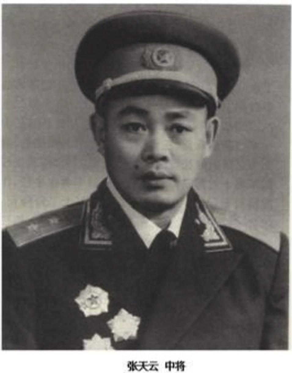 1949年，45军副军长张天云去汉口看戏，迎面撞见个挑水的陌生伙夫。他越看越眼熟