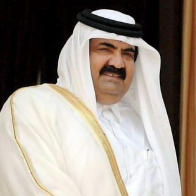 1995年，卡塔尔国王外出度假，王储哈马德趁机将国王踹下王位，顺利登基，反手冻结