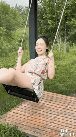 小姐姐跟小孩抢荡秋千[捂脸]