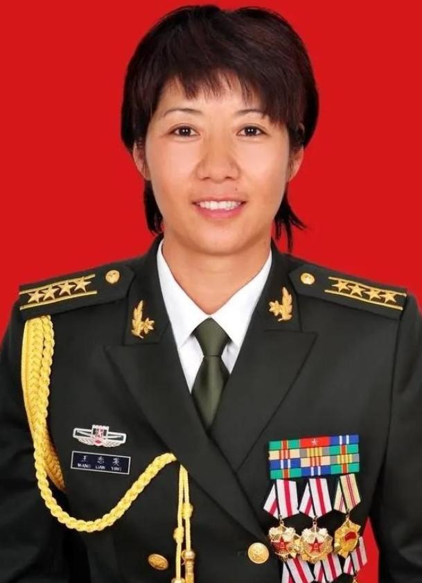 5次一等功5次二等功！她是公认的世界第一女兵，堪称军中传奇，殊不知，每一份荣誉的