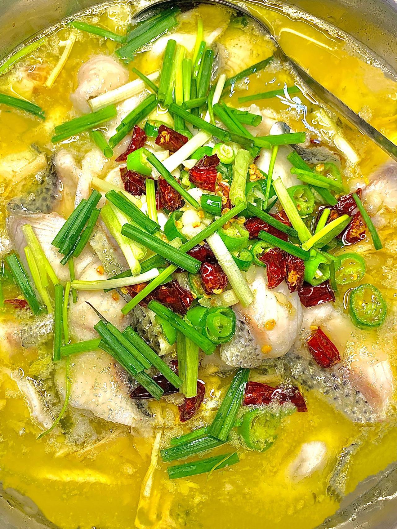 这道能喝汤的酸菜鱼确定不做一下？
准备食材：个人推荐自家做买个酸菜鱼料包比较方便