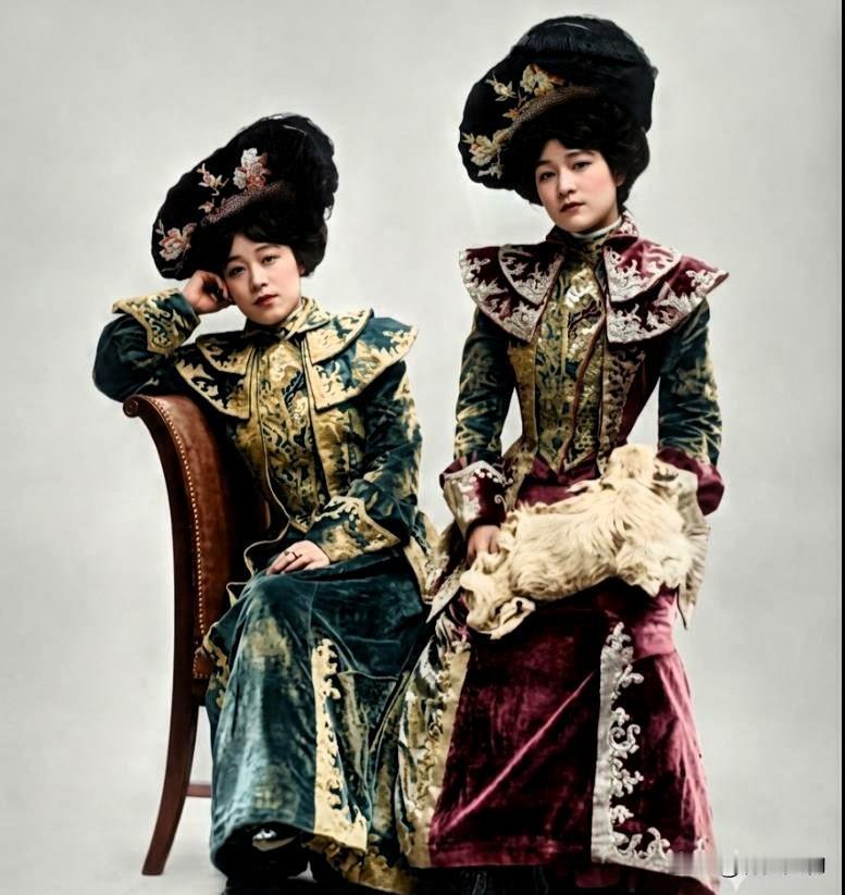 1900年巴黎，大清驻法公使裕庚的女儿裕德龄、裕容龄留下合影。
二人身着西式长裙