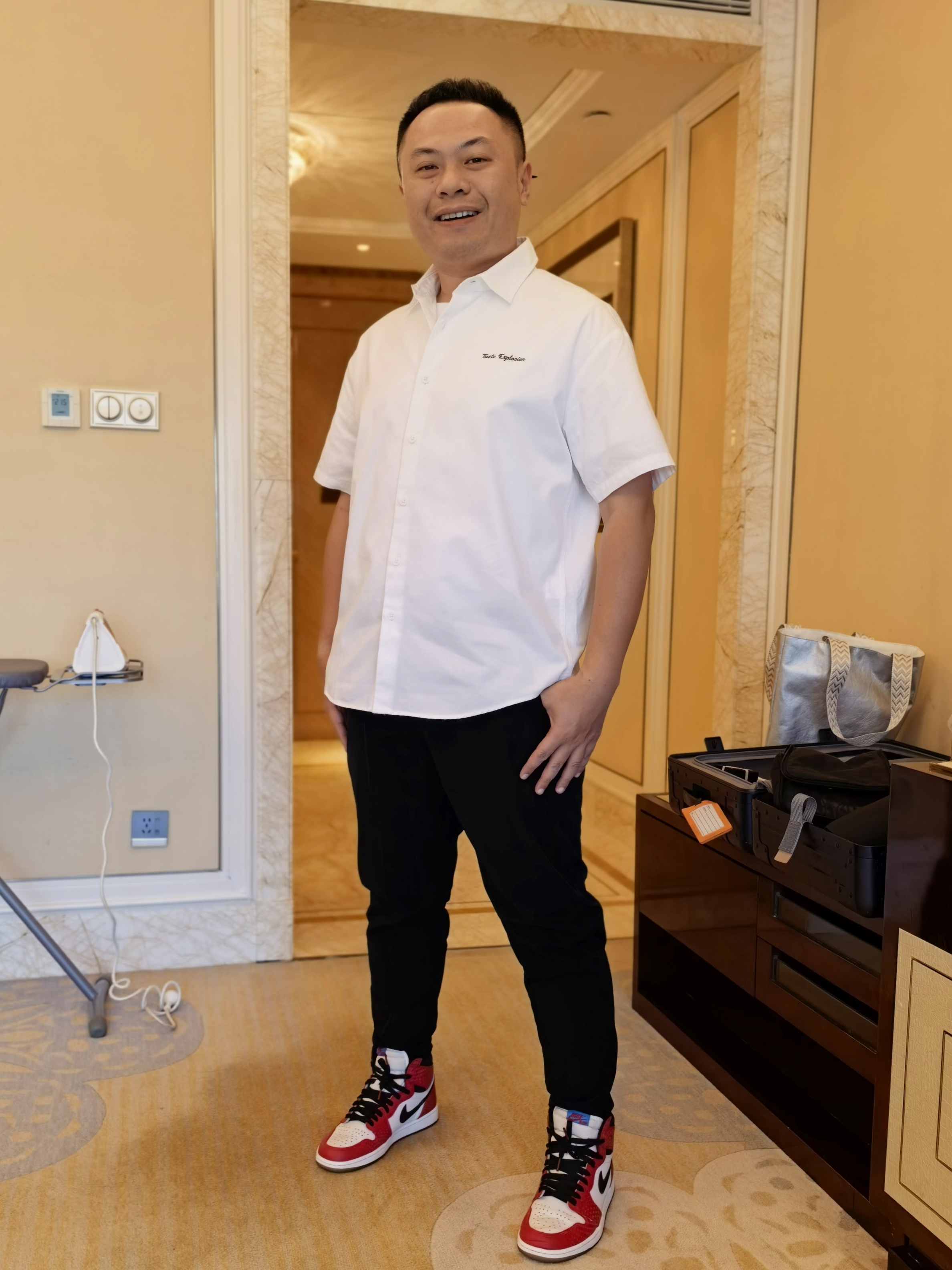 粉丝最近对我的衣品问题做出了严厉的指责后，帮我选了好几套，今天要拍旗舰车，必须有