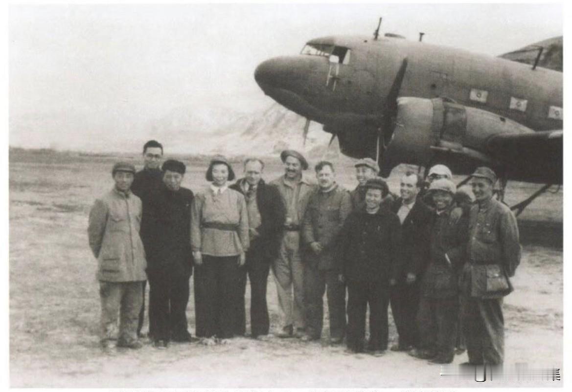 1944年延安机场，陕甘宁边区交际处工作人员、翻译柯柏年、唐亮，与福尔曼、武道、