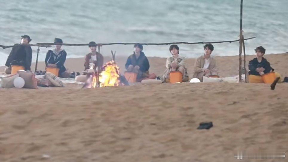 #时代少年团在海边泡脚# 哈哈哈哈哈海南30多度的天在海边泡脚[允悲][允悲]#
