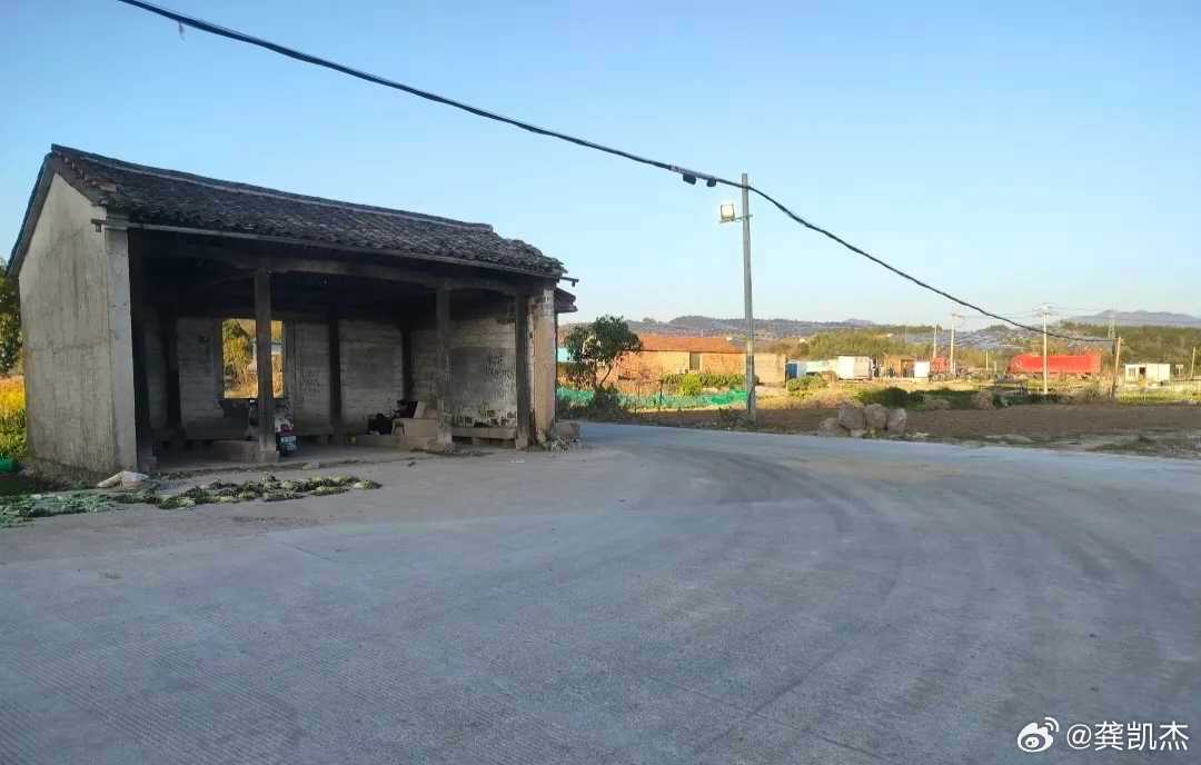 这间屋子孤零零的，大概派什么用处？ 