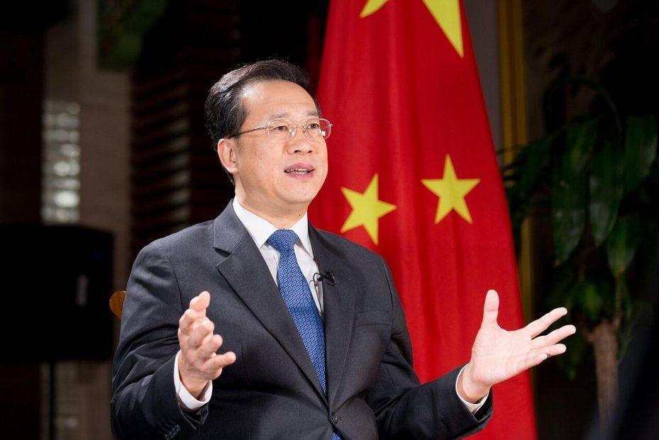 美方一边邀请中方副部长访美磋商经贸，一边火速落地覆盖60国的新一轮关税新政，这套