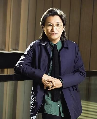 有媒体报道，双十一中午，导演陈可辛驾驶的越野车遭遇一条狗突出出现，为闪避转左撞毁