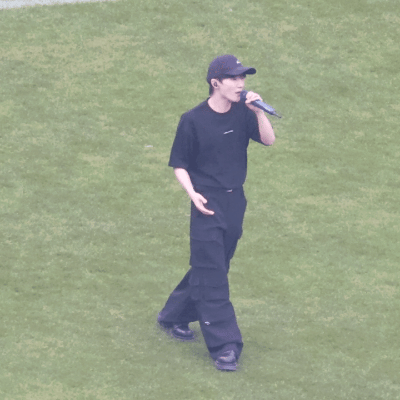 周深苏超开场 苏超揭幕战今晚打响，周深携主题曲《热烈盛开》来袭，准备接收音乐盛宴