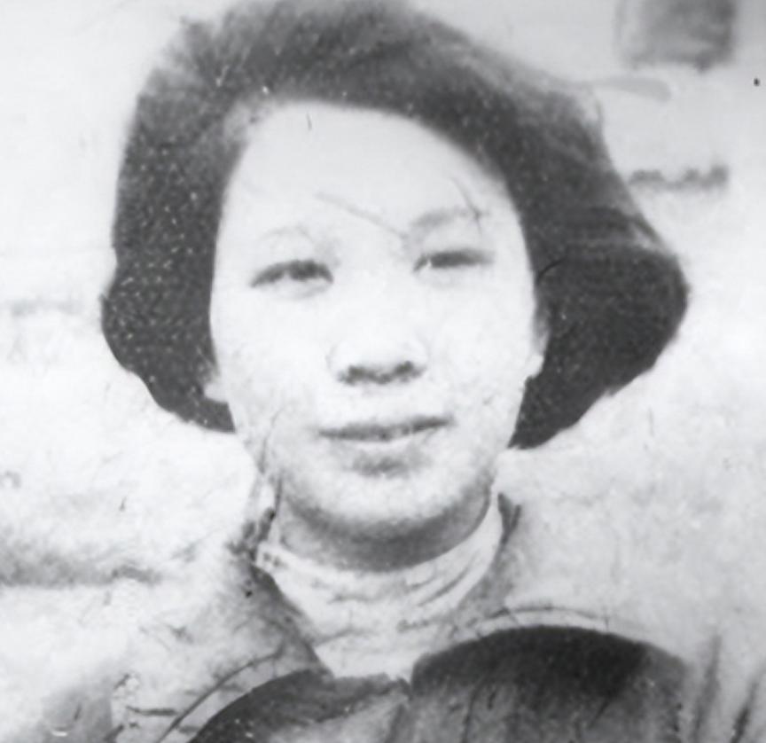 她在枪响前倒地装死，没多久特务进来补枪。甚至，用枪托捅她的腰部。而她，紧张的不敢