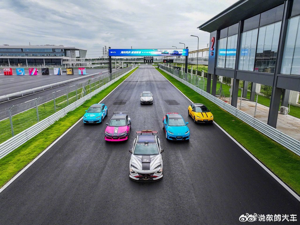 海豹06GT赛道开燥实力炸场海豹06GT基于e平台3.0 Evo打造，集合多项比