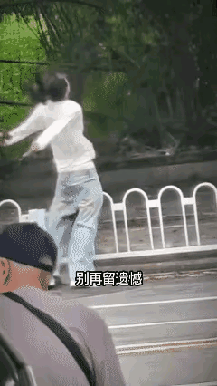 这个女子应该是受了刺激，看起来情绪特别的激动，感觉有些疯疯癫癫的，路上的车辆这么