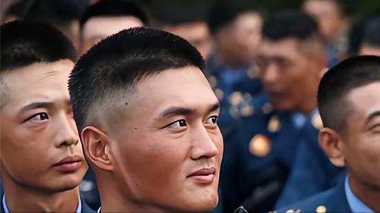 这个镜头背后，“天知道”他吃了多少苦！

这位士兵，在休息的时候，脱下了帽子，晒