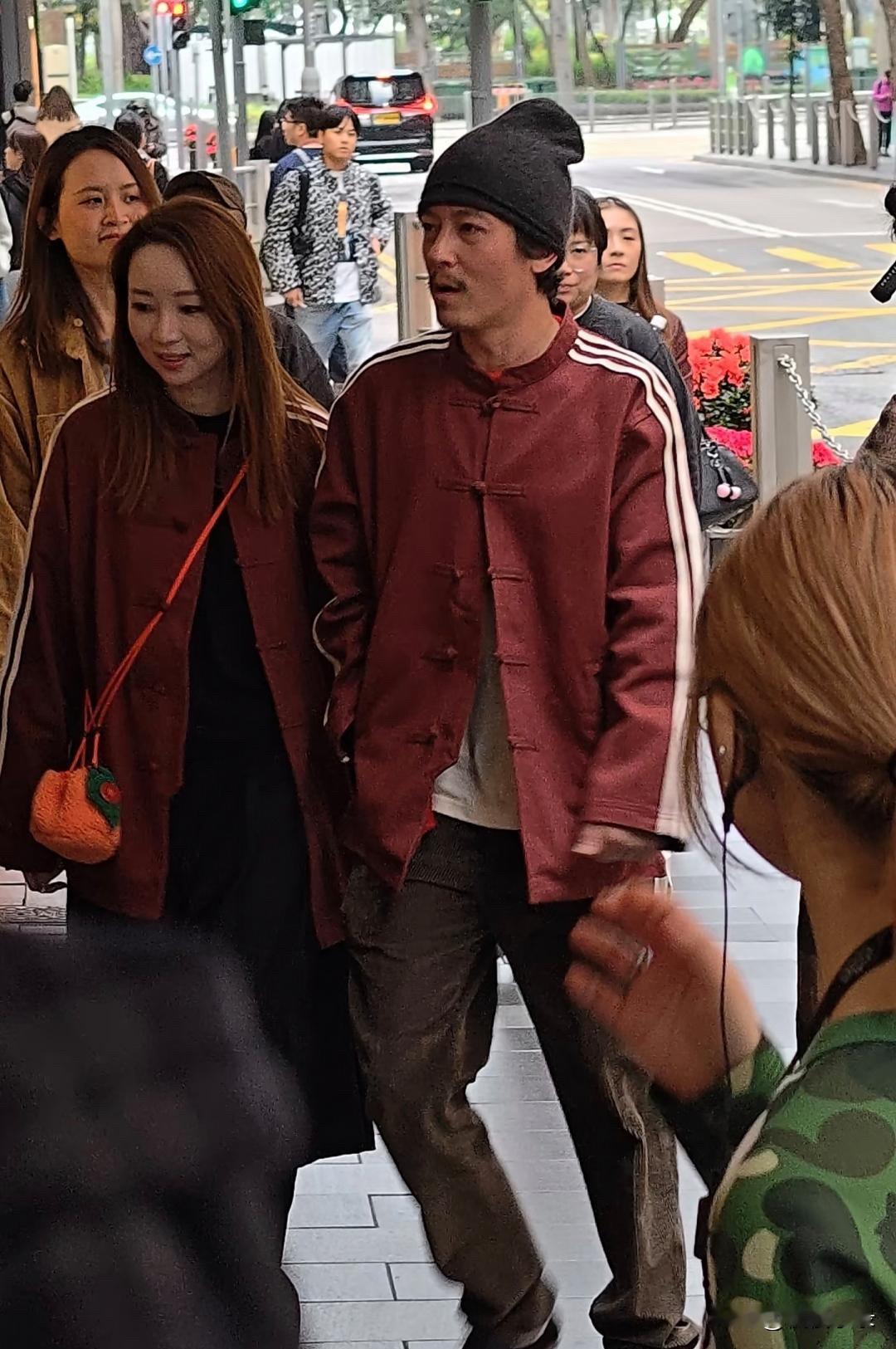 45岁陈冠希现身香港宣传自创品牌衣服，他留着小胡子，穿衣打扮老气横秋，看起来像个