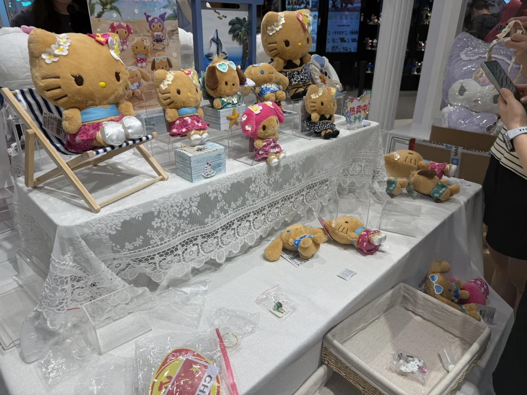 刚好碰到布置展台 三丽鸥日光浴系列