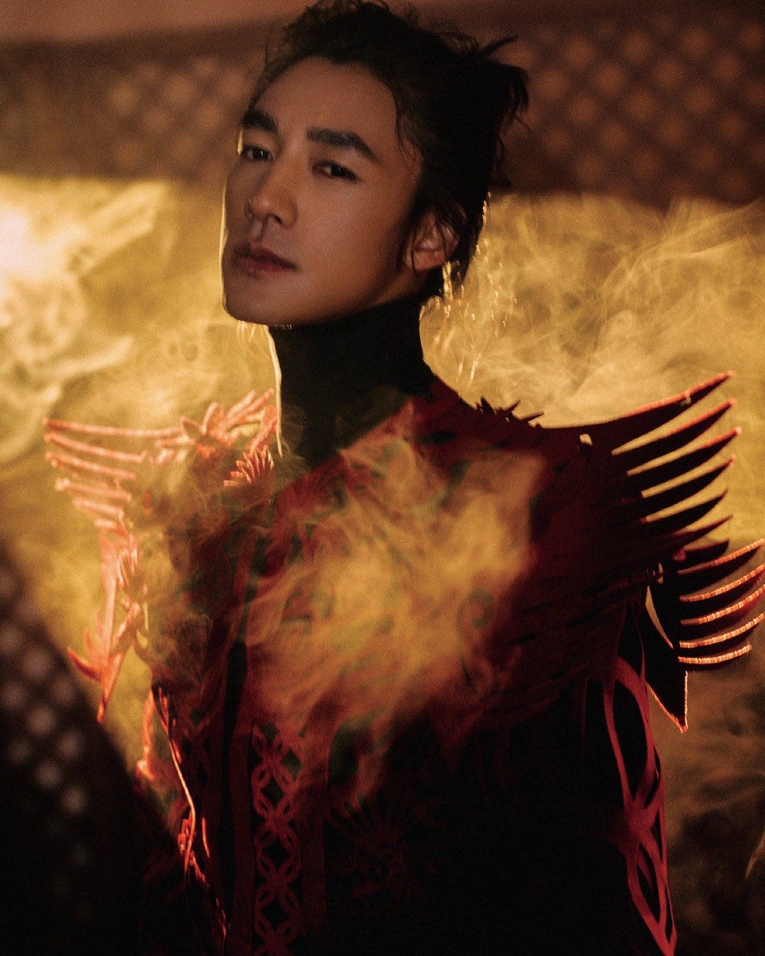 此沙神明少年  救命！此沙春晚的图简直是神颜暴击，他从烟雾中走来，非遗剪纸在身，