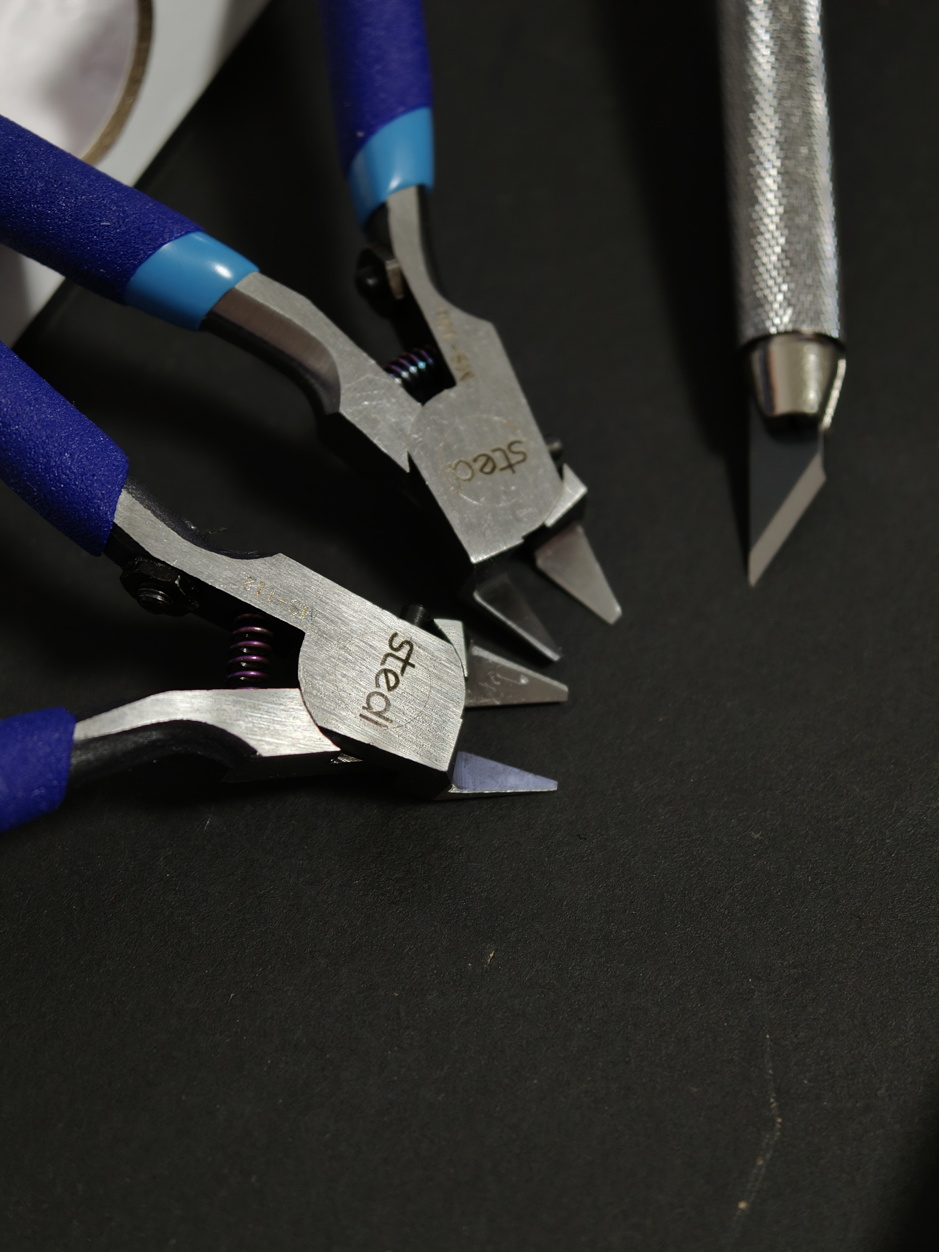 听石总建议，给小朋友买了两把水口钳