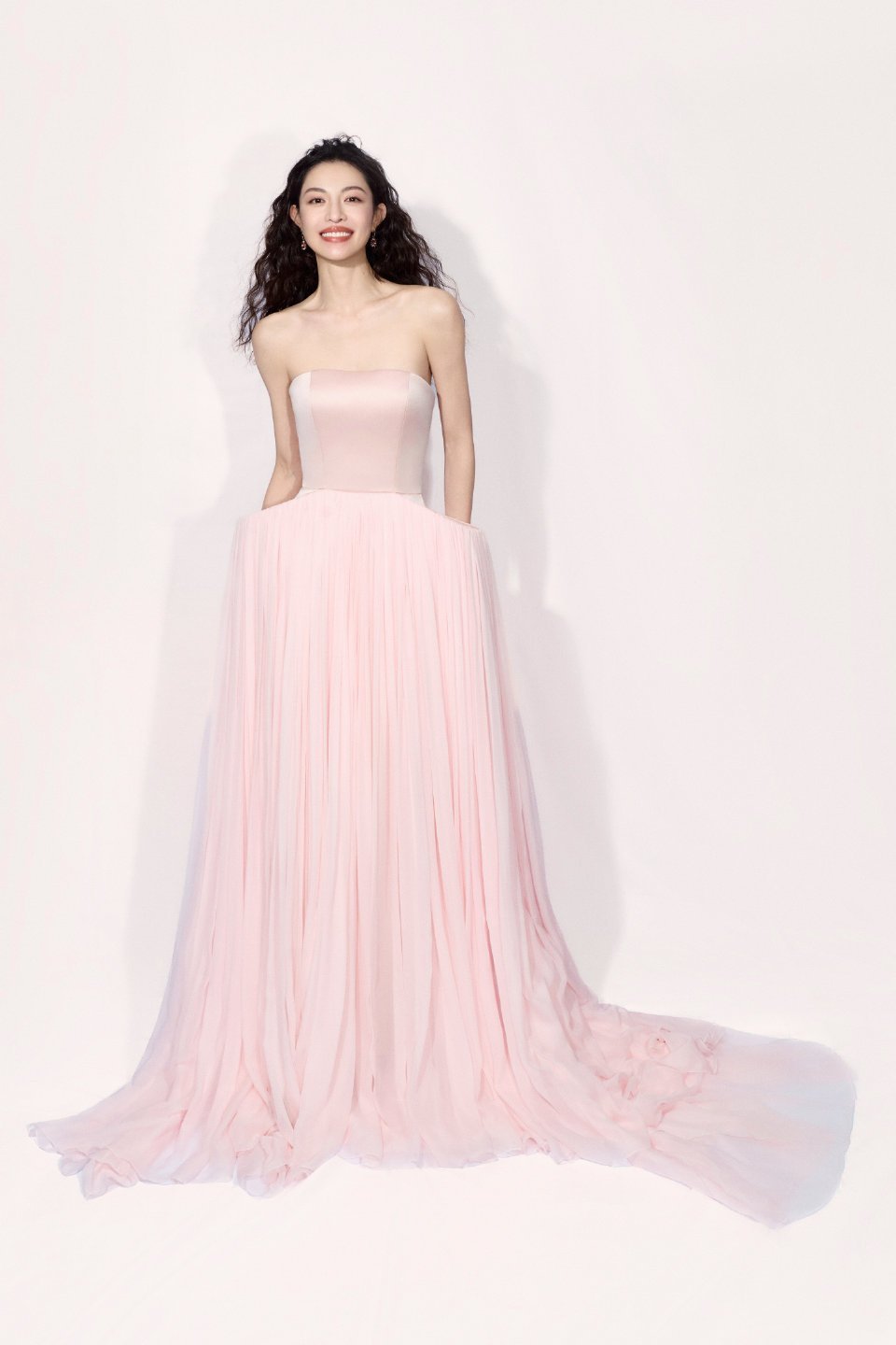 金鸡最佳女配这奖，终究还是落到了有准备的人手里。一部部作品攒下的实力，这次终于被