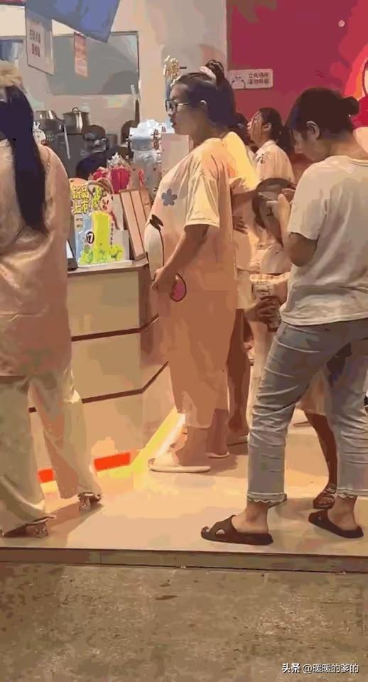 孕妇这么做对吗
别咯着孩子了
不过这样可以轻松点