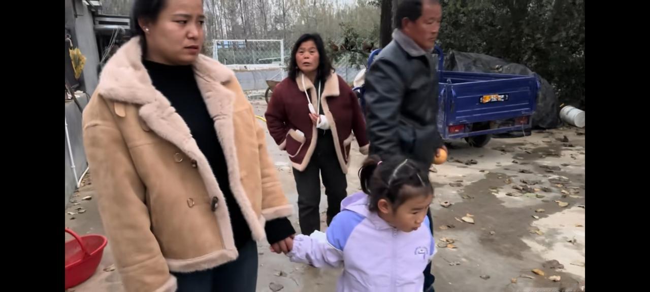 这婆媳俩是死对头，李佳天天把她锁门外，怎么穿的衣服是一样的呢？只是颜色不同。