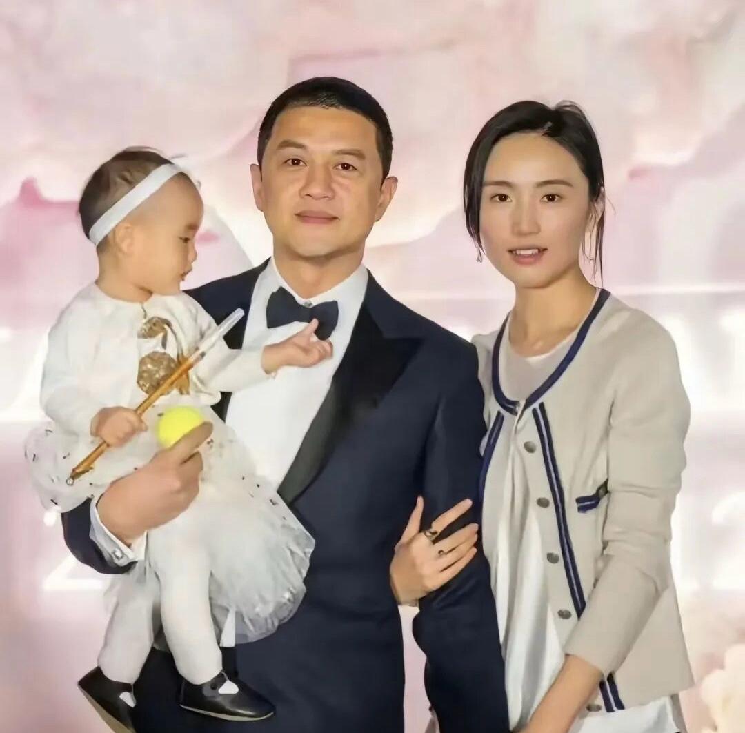 李亚鹏和海哈金喜在10月14日共同发布消息，宣布两人已经办妥了离婚手续，他们三年