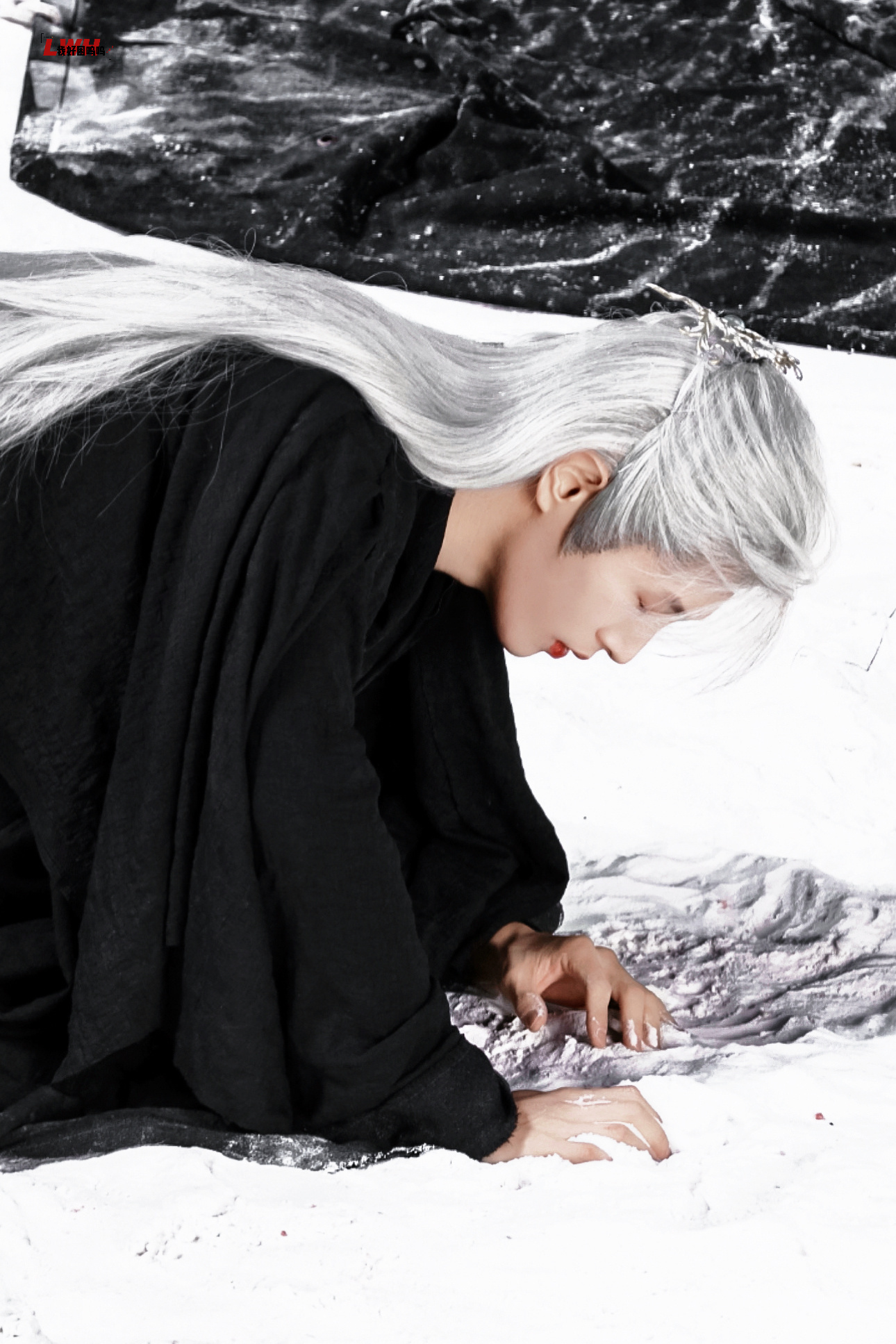 李汶翰路透白发深V李汶翰《予苍龙》白发配黑衣又野又绝🆘深V赤焰纹身+若隐若现的