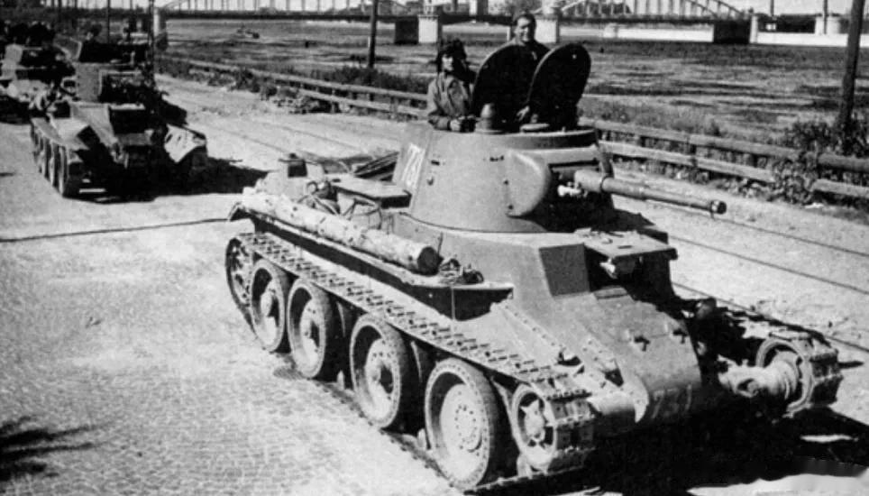 在1938年的张鼓峰战役中，苏军有19辆BT7坦克（当时苏军坦克共计493辆）参