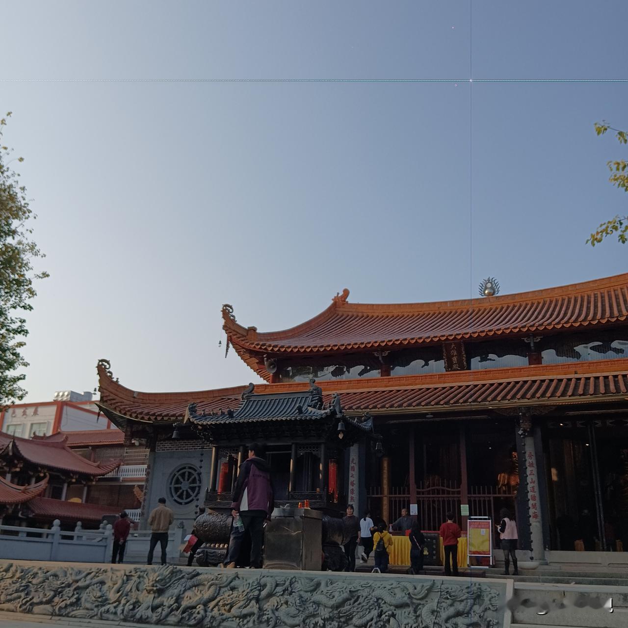 仙游龙华寺超有韵味。它初建于唐垂拱三年，宋天圣年间规模扩大。这是免费开放的景点，