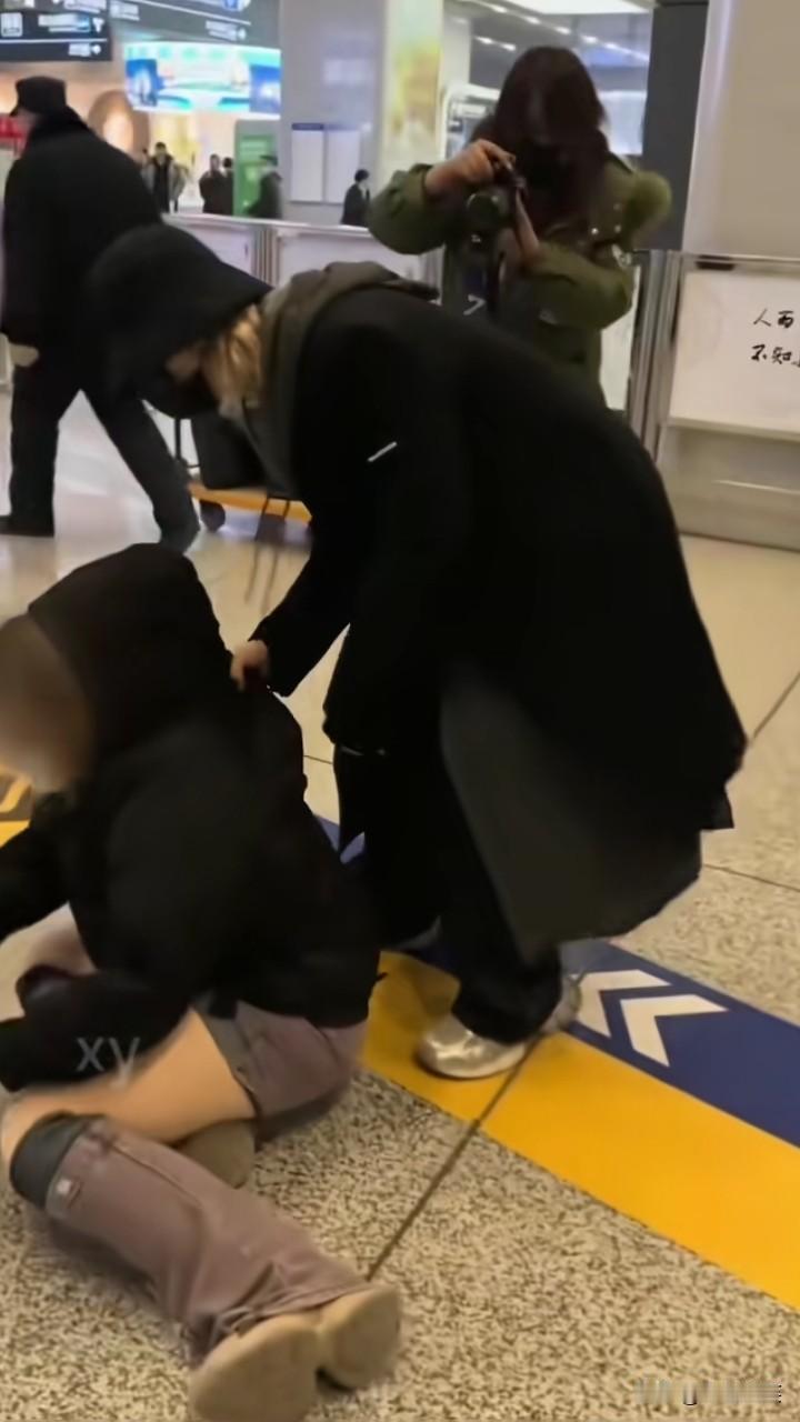 虽然不知道灵超是谁，但长得还是蛮帅的！并且在机场也没有打人，是因为“私生饭”靠得