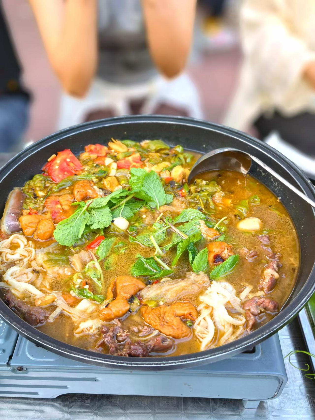 夏日生活打卡季奔赴贵州街头，被地道黔味狠狠俘获。炸肉饼、豆腐圆子、地道小锅，人间
