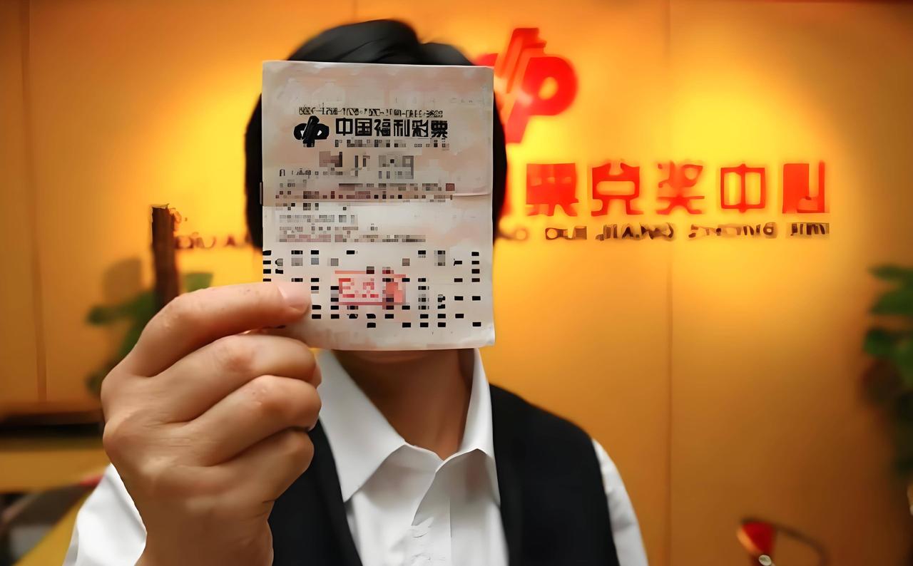 沈阳一男子中了1013万大乐透头奖，到手813万，这泼天的富贵本可以让他翻身，可