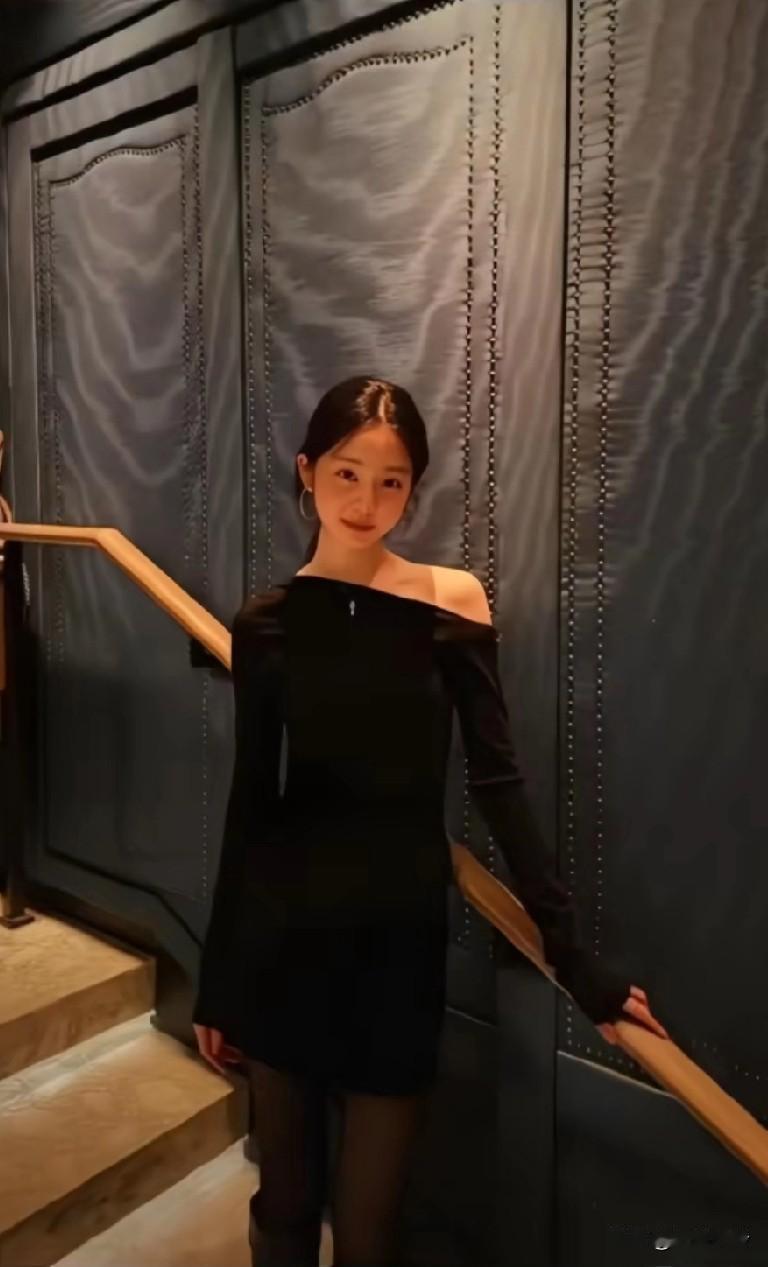 黄磊女儿黄多多在外网更新了自己的照片，黑色露肩裙装尽显成熟女人味，变化真的挺大