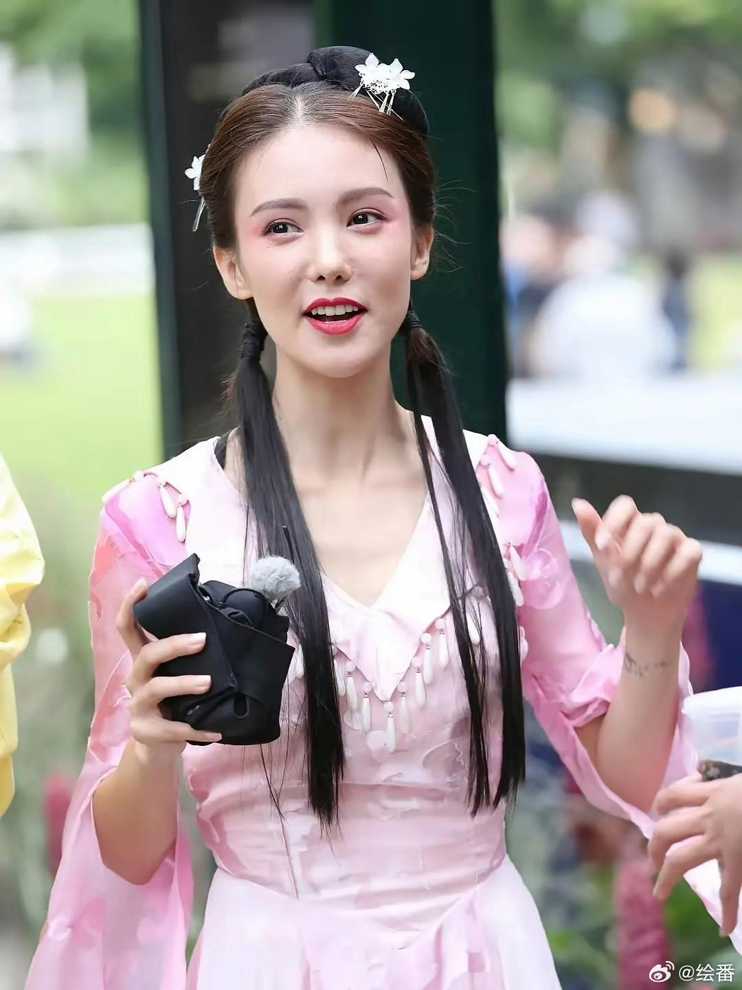 这居然是金晨吗？她的鼻子咋了啊看着好奇怪？ 