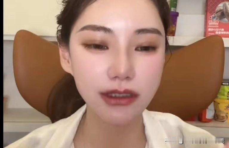 玥儿和箖箖真的和马筱梅关系非常融洽，越来越像一家人了。

马筱梅直播时玥儿在旁边