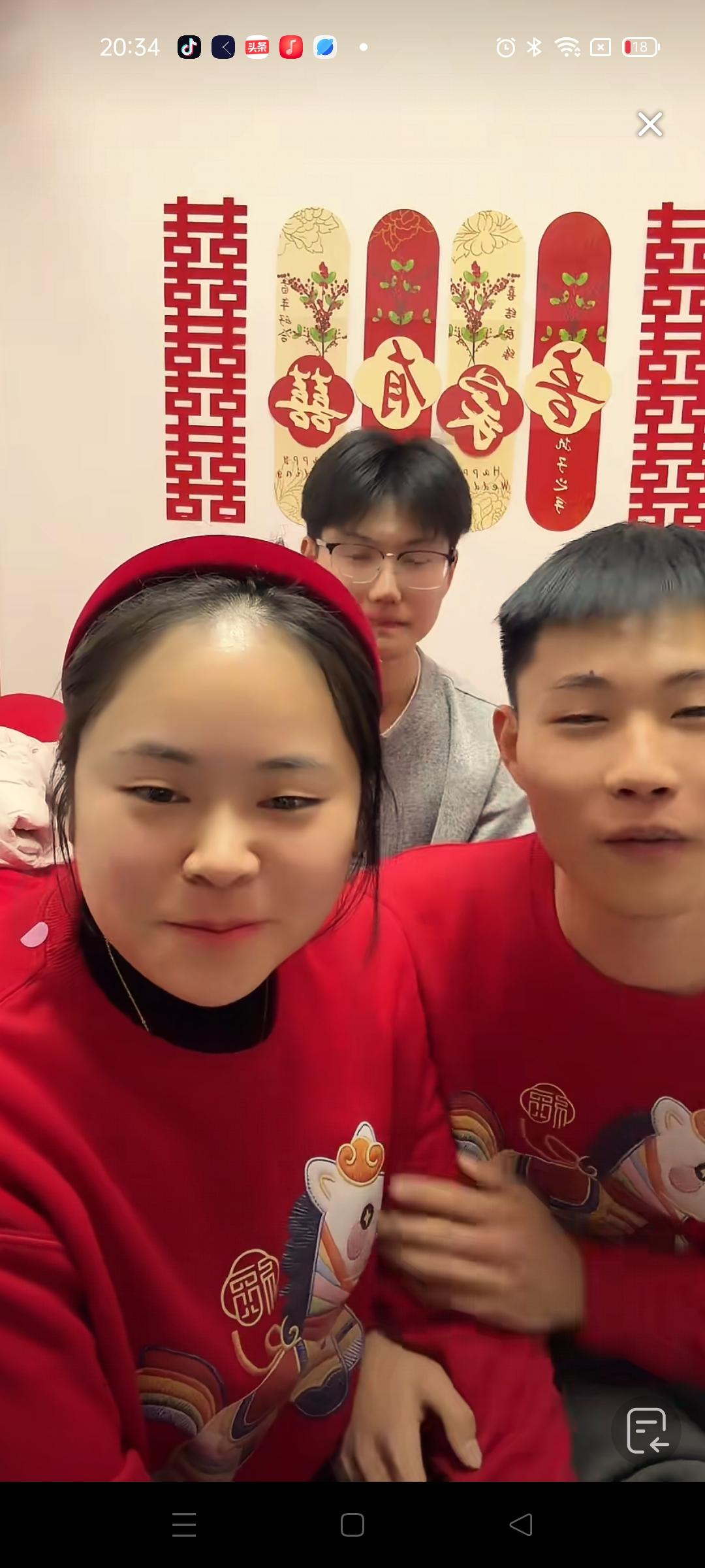 申聪婚后再次开启直播，这次主打是跟大家聊天，父母都不在，兄弟三人加嫂子把直播间里